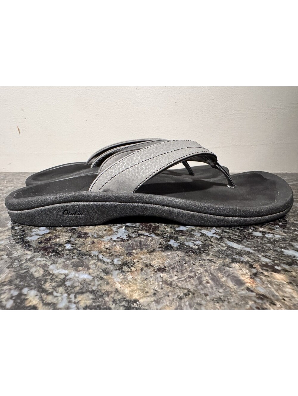 Olukai Ohana women's beach/comfort flip flop sandal size US 8. Good